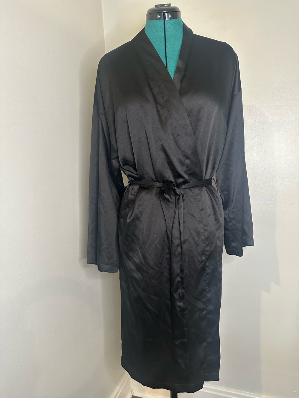 VICTORIA SECRET BLACK ROBE